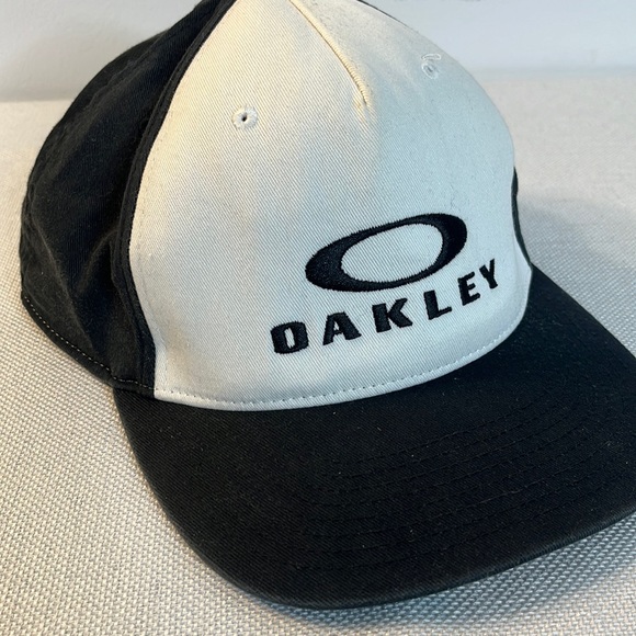 Oakley SnapBack Hat Black White Logo - Picture 1 of 9